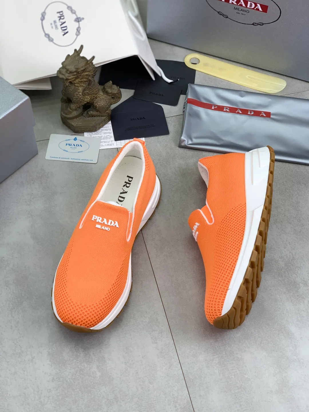 Men's shoes 💰P560💰[New model] Flying weave series (summer must-have) is now available on the official website, 🆘 Trendy brand (Prada) mainly promotes popular models, avant-garde and versatile fashionable men's shoes, private version molding, cowhide surface splicing 1:1.. Simple fashion, original imported cowhide lining and cowhide feet; the atmosphere and personality are more fashionable, eye-catching and pursuing class. It will subvert the old idea and be a must-have for fashion trendsetters with you! Must keep it for yourself! High-end comfort and low-end, high-end quality workmanship. Size: 38-45 6️⃣colors available.